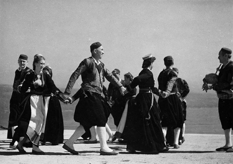 1.-IEF-foto-217,-Seljaci-plešu-narodni-ples-potkolo,-Tošo,-Dabac,-Institut-za-etnologiju-i-folkloristiku