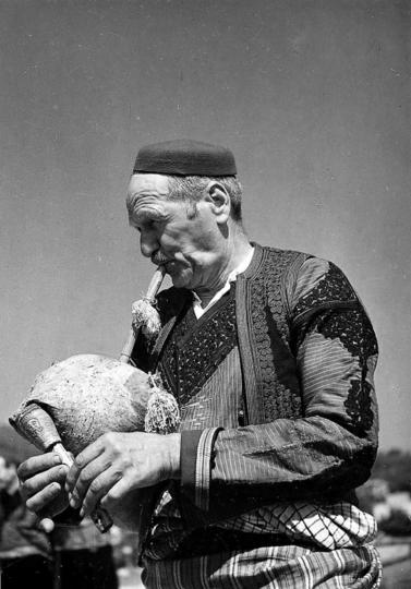 1.-IEF-foto-218,-Svirač-na-mijehu-Mijo-Novak,-Čilipi,-T.-Dabac,-Institut-za-etnologiju-i-folkloristiku