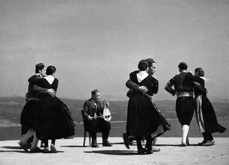 1.-IEF-foto-237,-Figura-vozi-nosi,-Doli,-T.-Dabac,-Institut-za-etnologiju-i-folkloristiku