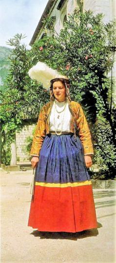 1.-Kapetanska-žena-iz-Orebića,-Pelješac,-Narodne-nošnje-Hrvatske,-1975.