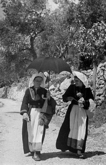 11.-IEF-foto-1648,-Dvije-žene-u-nošnjama,-Dubravka,-Tošo-Dabac,-Institut-za-etnologiju-i-folkloristiku