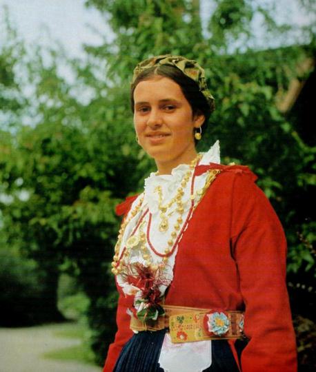 2.-Djevojka-s-otoka-Lastova,-Narodne-nošnje-Hrvatske,-1975.