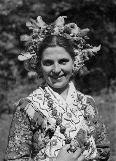 2.-IEF-foto-1504,-Mladenka-u-svečanoj-nošnji,-Doli,-Tošo-Dabac,-Institut-za-etnologiju-i-folkloristiku