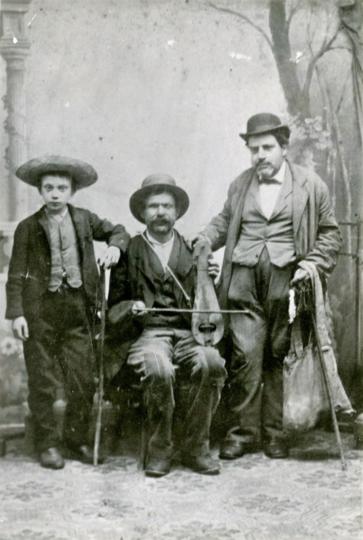 2.-IEF-foto-259,-Vlaho-Obuljen-i-Gusto-Agazzi-kolendavaju,-Institut-za-etnologiju-i-folkloristiku