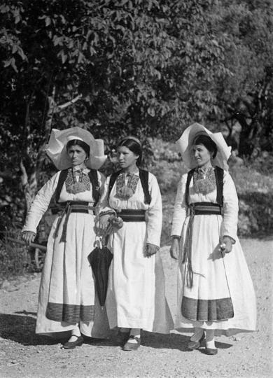 2.-IEF-foto-598,-Žene-i-djevojka,-Dubravka,-Tošo-Dabac,-Institut-za-etnologiju-i-folkloristiku