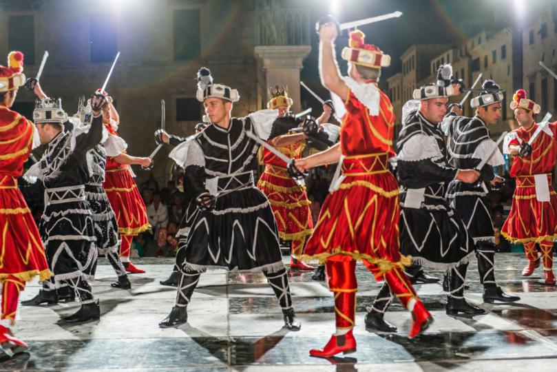 2.-Mačevni-ples-Moreška,-KUD-Moreška---Korčula,--Nastup-na-Stradunu,-Dubrovnik,--2013.