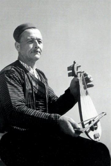 2.-Svirač-lijerice,-Doli,-okolica-Dubrovnika,-1951.,-Etnografija,-blagdan-i-svagdan-hrvatskog-puka,-1998.