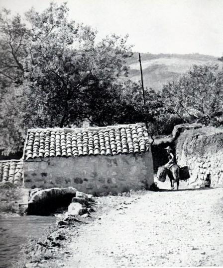 21.-Konavle,-južna-Dalmacija,-Mlin-uz-cestu---jahačica-s-košarama,-fotografirao-Tošo-Dabac,-Arhitektura-folklor-našega-sela,-1969.