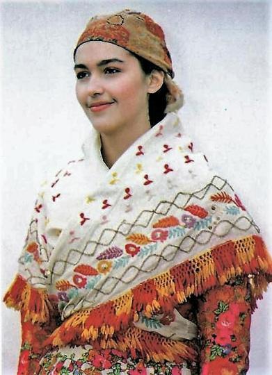 3.-Djevojka-u-svečanoj-nošnji-laneti,-Narodne-nošnje-Dubrovačkog.-primorja,-1987.