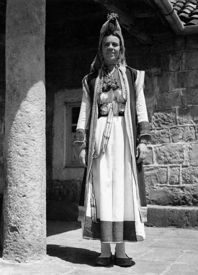 3.-IEF-foto-681,-Djevojka-u-staroj-nošnji,-Popovići,-Tošo-Dabac,-Institut-za-etnologiju-i-folkloristiku