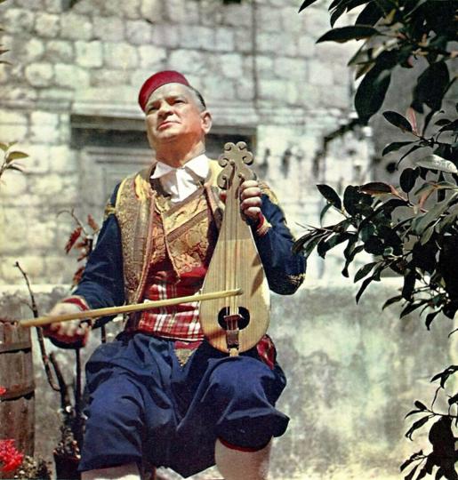 3.-Svirač-na-lijerici-iz-Osojnika-kraj-Dubrovnika,-snimio-Zvonko-Ljevaković