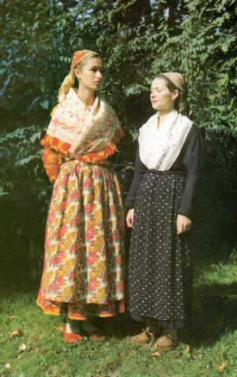 4.-Dvije-djevojke-u-nošnji,-Narodne-nošnje-Dubrovačkog.-primorja,-1985.