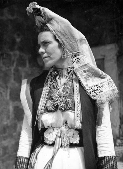 4.-IEF-foto-683,-Žena-u-staroj-nošnji,-Popovići,-Tošo-Dabac,-Institut-za-etnologiju-i-folkloristiku