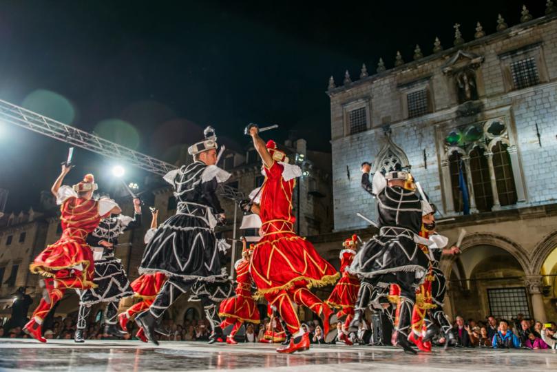 4.-Mačevni-ples-Moreška,-KUD-Moreška---Korčula,--Nastup-na-Stradunu,-Dubrovnik,--2013.