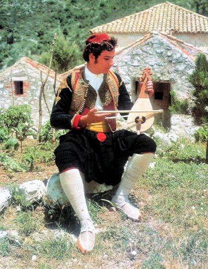 4.-Svečana-muška-nošnja-iz-Dubrovačkog-primorja---lijeričar,-Narodne-nošnje-Hrvatske,-1975.