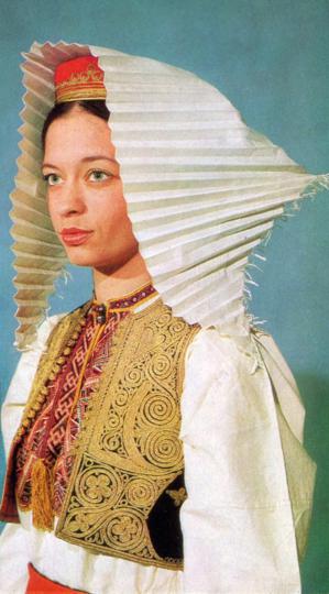 42.-Djevojka,-Konavli,-Narodne-nošnje-Hrvatske,-1975.