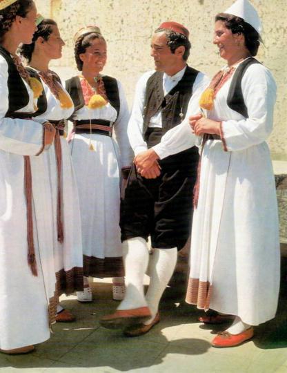 46.-Konavljani-u-ljetnom-ruhu,-okolica-Dubrovnika,-Narodne-nošnje-Hrvatske,-1975.