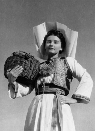 5.-IEF-foto-1465,-Žena-s-košaricom-grožđa,-Konavle,-Tošo-Dabac,-Institut-za-etnologiju-i-folkloristiku