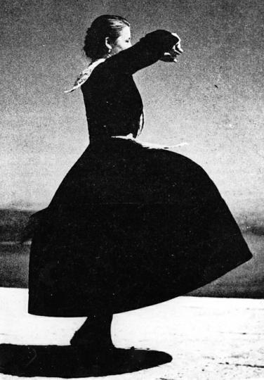 5.-IEF-foto-236,-Figura-kola-poskočica-iz-sela-Doli,-T.-Dabac,-Institut-za-etnologiju-i-folkloristiku