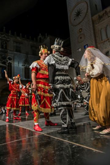 5.-Mačevni-ples-Moreška,-KUD-Moreška---Korčula,--Nastup-na-Stradunu,-Dubrovnik,--2013.