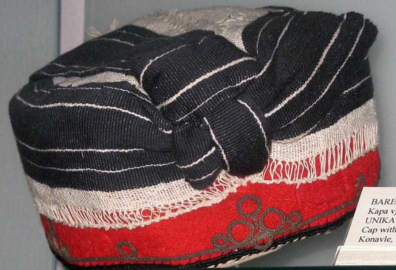 52.-Kapa-zaručene-djevojke-iz-Konavala,-bareta-zlatača-s-ubruscem-od-hondelja,-19.-st.,--Zbirka-Baltazara-Bogišića-u-Cavtatu,-HAZU