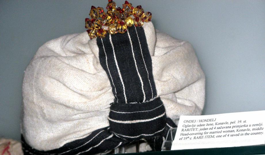 55.-Žensko-oglavlje-udane-žene-iz-Konavala,-hondelj,-19.-st.,-Zbirka-Baltazara-Bogišića-u-Cavtatu,-HAZU