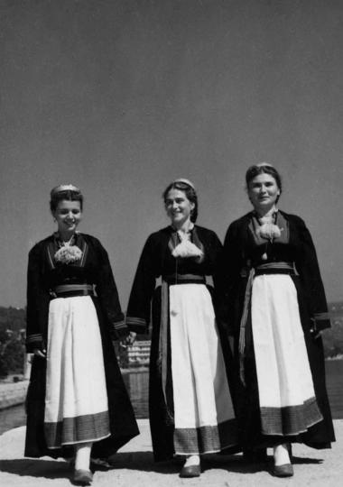 6.-IEF-foto-1466,-Tri-djevojke,-Čilipi,-Tošo-Dabac,-Institut-za-etnologiju-i-folkloristiku