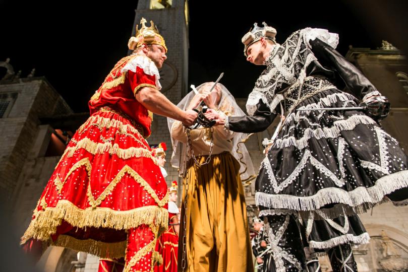 6.-Mačevni-ples-Moreška,-KUD-Moreška---Korčula,--Nastup-na-Stradunu,-Dubrovnik,--2013.