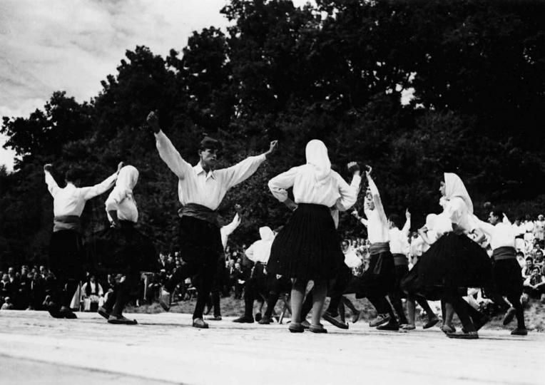 7.-IEF-foto-1501,-Linđo---ples,-Klek,-T.-Dabac,-Institut-za-etnologiju-i-folkloristiku