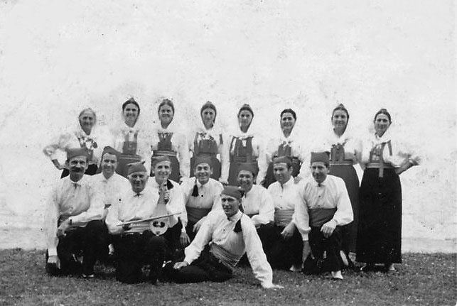 7.-Članovi-KUD-a-Natko-Nodilo-u-narodnim-nošnjama,-1970-ih,-prikupio-Anko-Dabelić,-KUD-Natko-Nodilo