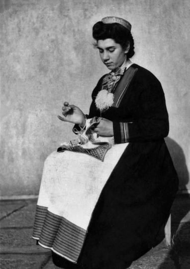 8.-IEF-foto-1472,-Žena-u-nošnji,-Konavle,-Tošo-Dabac,-Institut-za-etnologiju-i-folkloristiku