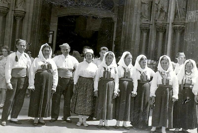 8.-Članovi-KUD-a-Natko-Nodilo-u-narodnim-nošnjama,-1970-ih,-prikupio-Anko-Dabelić,-KUD-Natko-Nodilo