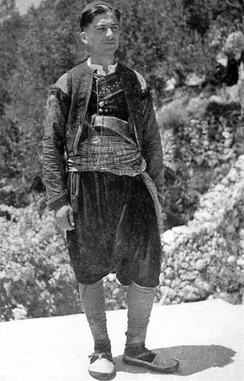 9.-IEF-foto-1633,-Muškarac-u-nošnji,-Dubravka,-Tošo-Dabac,-Insitut-za-etnologiju-i-folkloristiku
