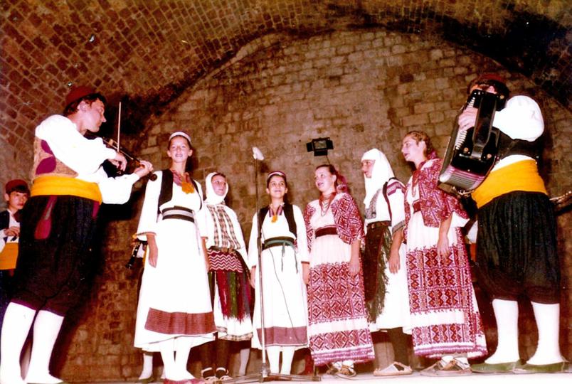 FAL-D1444,-Nastup-ženskog-vokalnog-sastava,-1980-ih-1