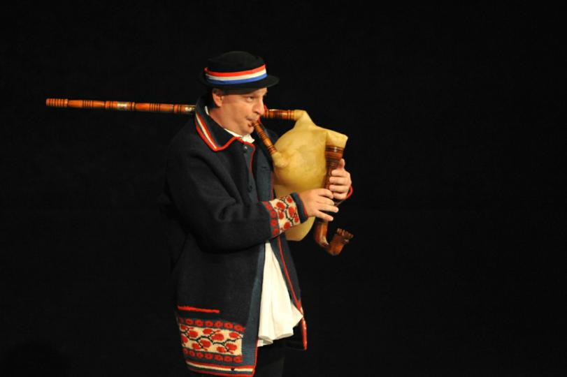 FAL-D1452,-Nastup-gajdaša-u-Teatru-Odeon-u-Beču,-2013.-1