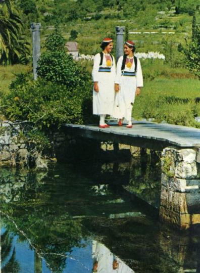 FAL-D1472,-Ženska-narodna-nošnja-iz-Konavala,-Hrvatska,-1973.