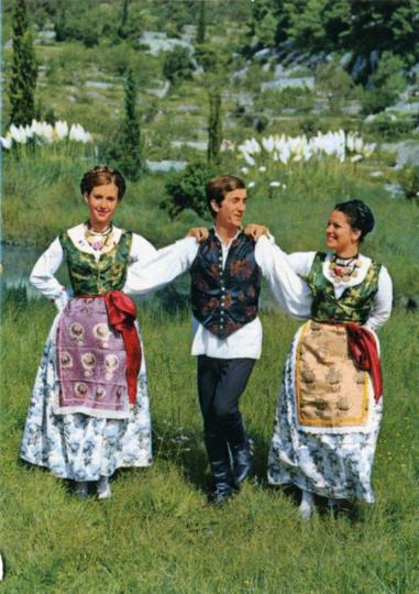 FAL-D1474,-Narodna-nošnja-Bunjevaca-(Hrvata)-iz-Vojvodine,-1973.