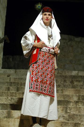 FAL-D1481,-Ženska-narodna-nošnja-iz-Vrlike,-Hrvatska,-2000-ih