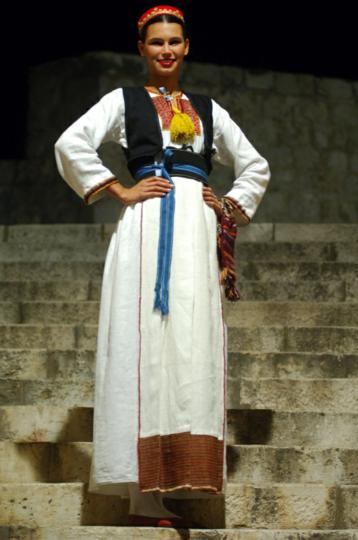 FAL-D1489,-Ženska-narodna-nošnja-iz-Konavala,-Hrvatska,-2000-ih