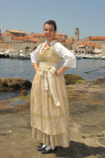 FAL-D1502,-Ženska-narodna-nošnja-iz-Sunje,-Hrvatska,-2012.