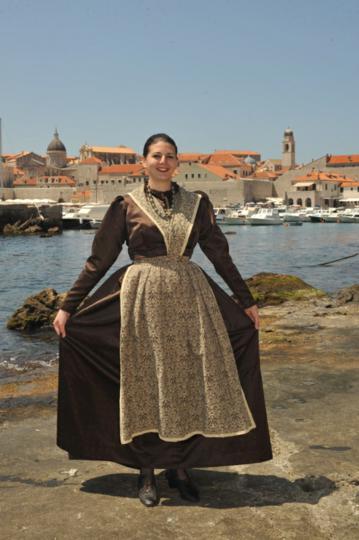 FAL-D1509,-Naronda-ženska-nošnja-iz-Splita,-Hrvatska,-2012.