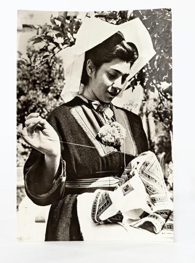 Konavoka-u-narodnoj-nošnji-veze,-Konavle,-Agencija-za-fotodokumentaciju---Zagreb,-Duvstan,-C575-5,-1960-ih-1