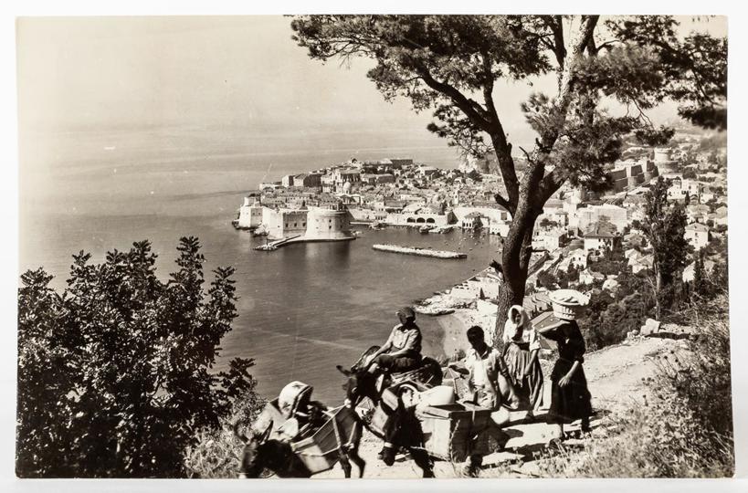 Župke-u-narodnoj-nošnji-na-povratku-s-place-u-Dubrovniku,-Generalturist-Zagreb---Fotoslužba,-izdanje-Atlas,-Dubrovnik,-8148,-1960-ih-1